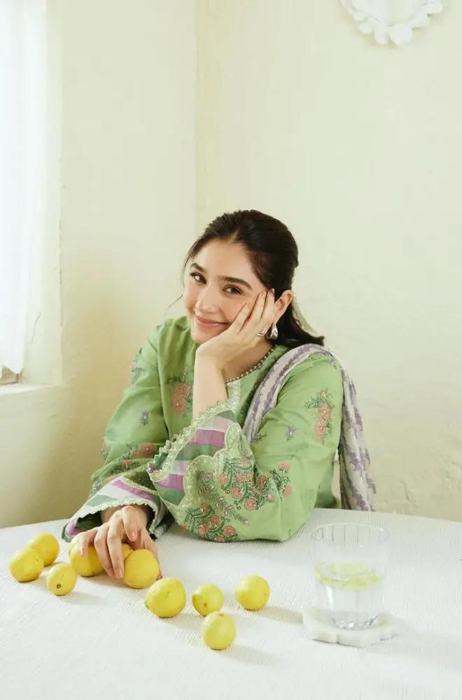 Zara Shah Jahan - 3PC Unstitched Lawn Embroidered Shirt with Digital Printed Silk Dupatta and Embroidered Trousers - RF1075 royalpret